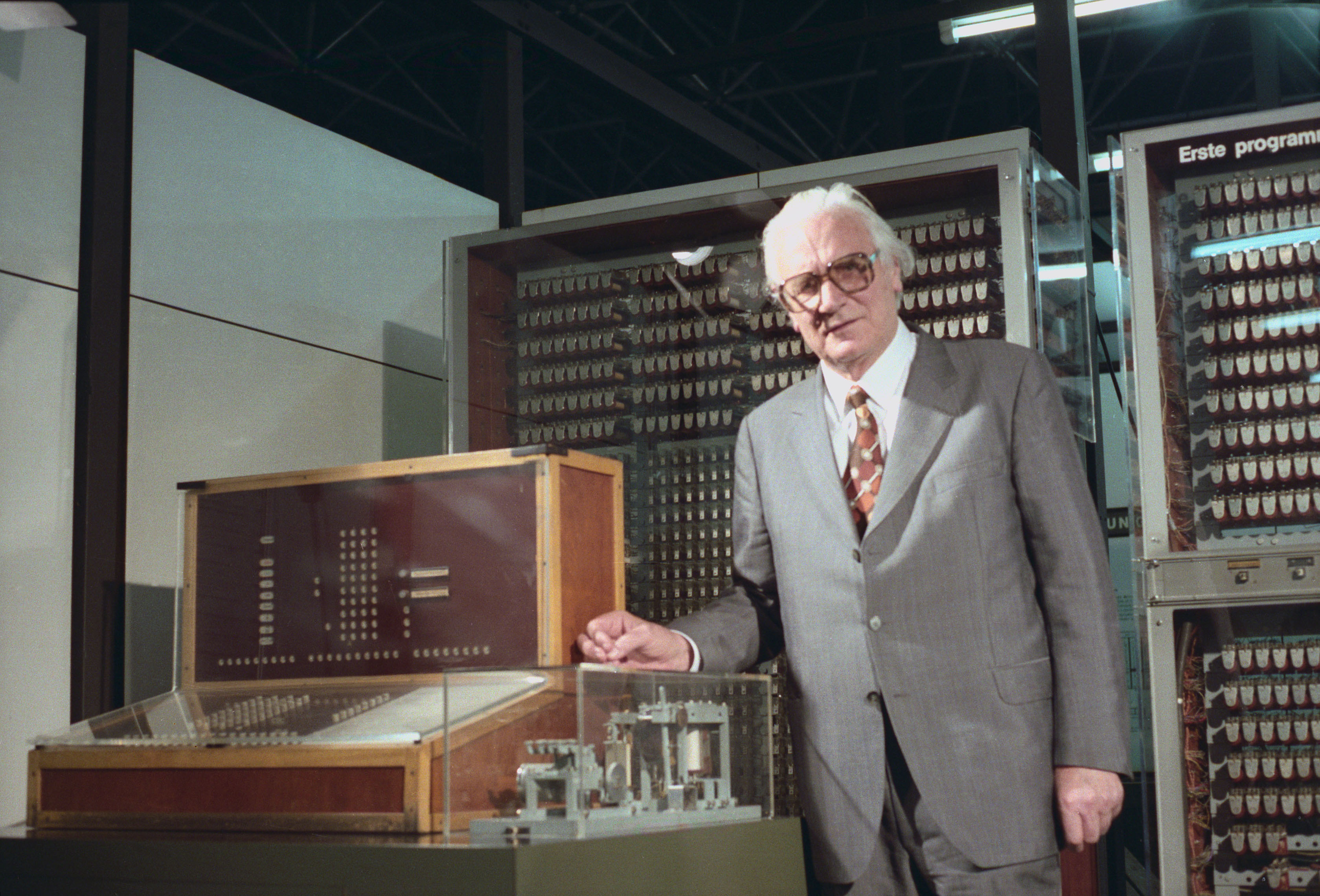 Konrad Zuse mit seiner Erfindung – dem Z3-Computer.  Foto http://www.deutsches-museum.de