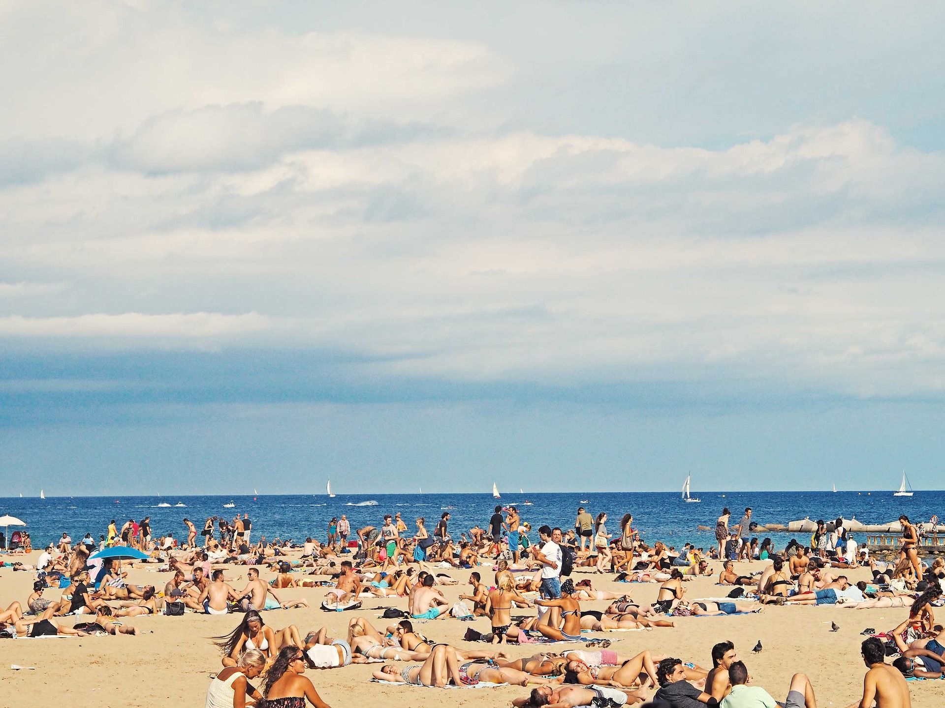 ludzie na plaży