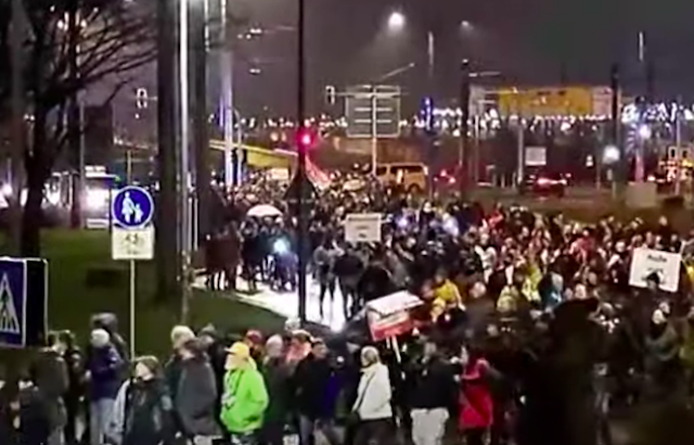 Protesty Przeciw Obostrzeniom W Niemczech Tysiące Ludzi Na Ulicach