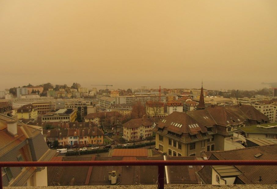 Deszcz z piaskiem znad Sahary