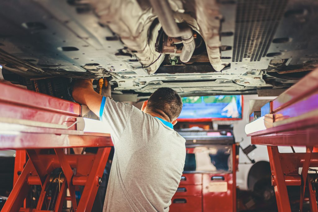 Zaskakujące wyniki przeglądów technicznych aut w Polsce i w Niemczech w 2021 roku.
20 procent aut w Niemczech nie przeszło badań technicznych w 2021 roku.
Przegląd techniczny w Polsce