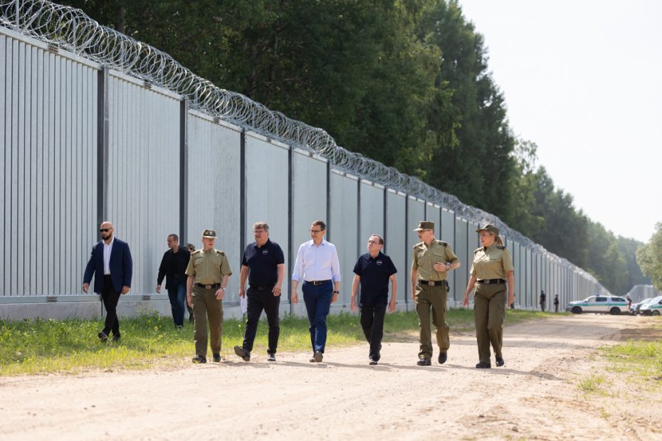 Białoruś z ruchem bezwizowym dla Polaków, a mur na granicy prawie gotowy