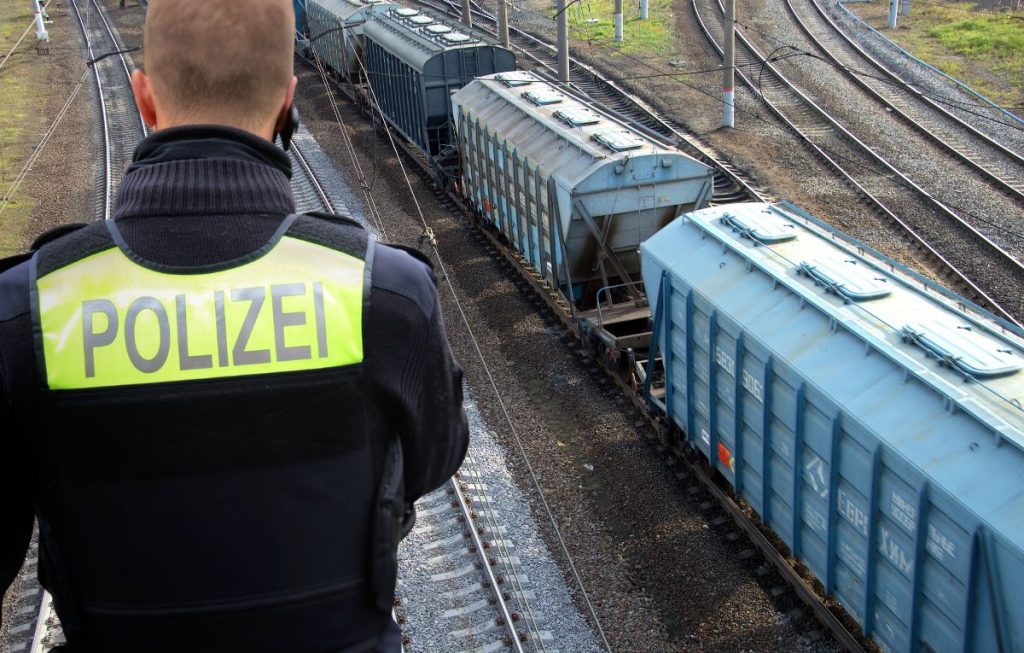 Jechał pociągiem towarowym z biletem za 9 euro