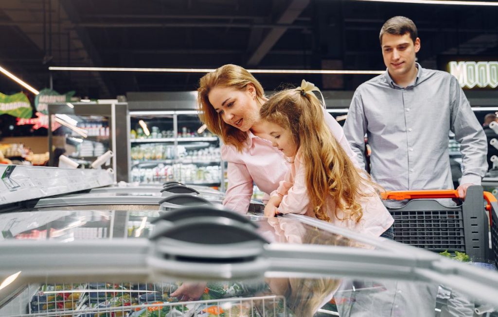 Rewe i Edeka zamykają lady ze świeżą żywnością – Brakuje pracowników