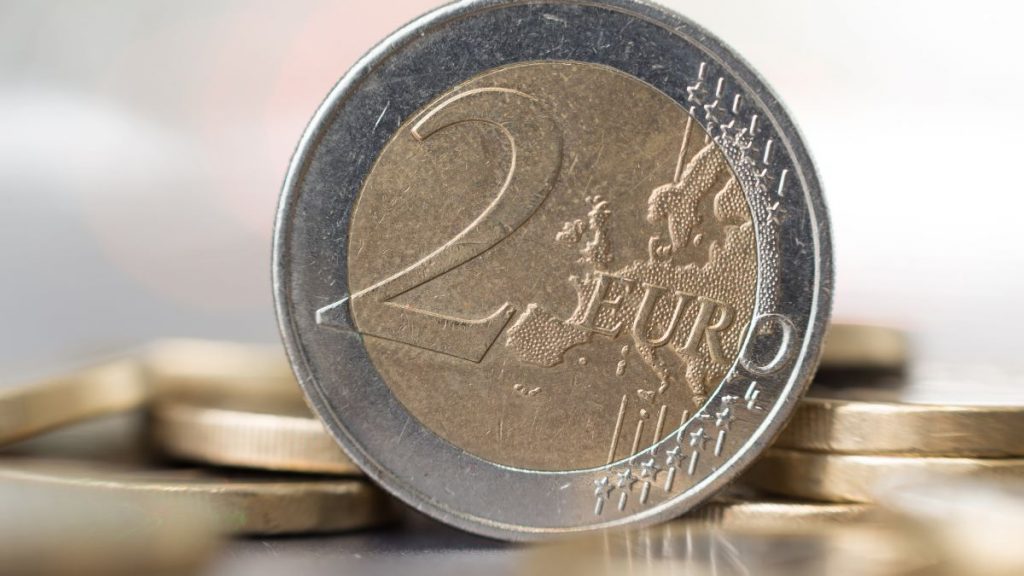 Stare Używane I Zużyte Monety 1 Euro €. Moneta Europejskiej Waluty