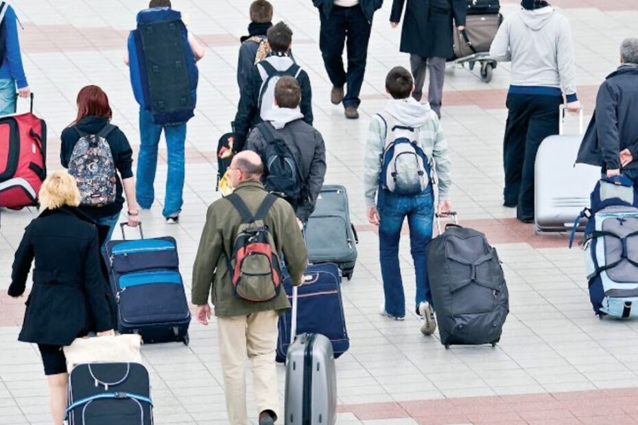 Imigracja netto do Niemiec wyraźnie spada ludzie z walizkami