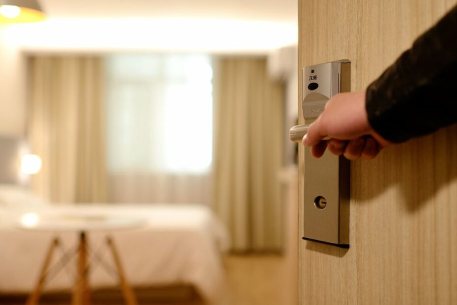 nie wkładaj ubrań do szuflad hotelowych
