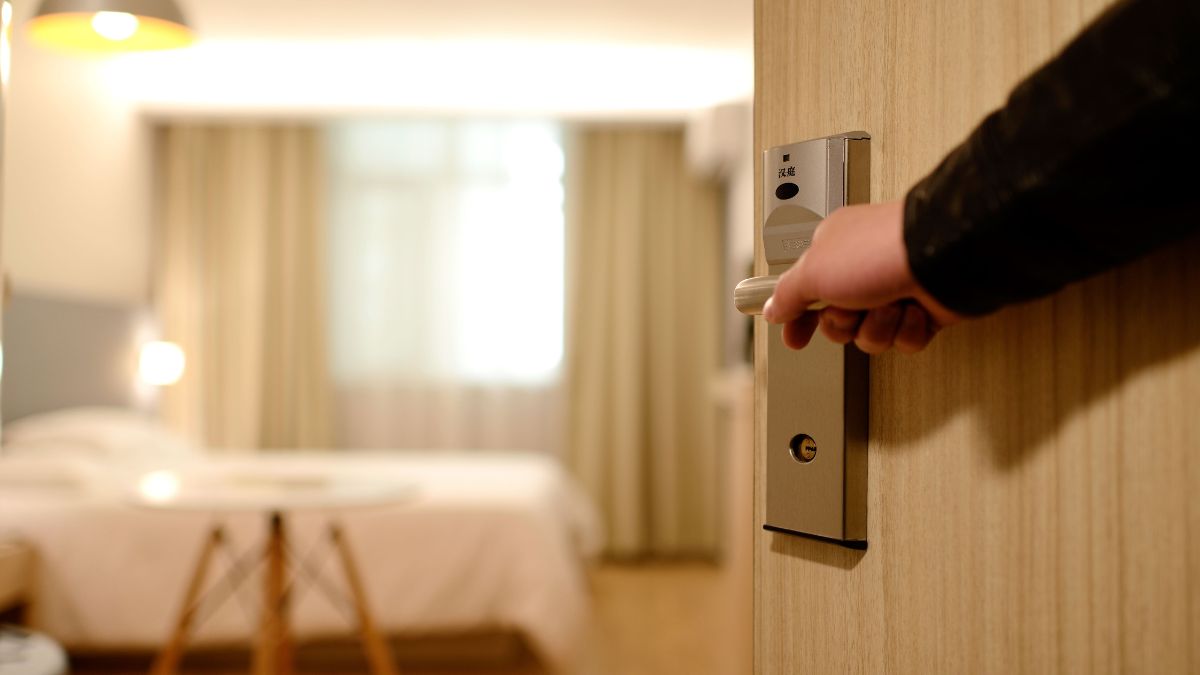 nie wkładaj ubrań do szuflad hotelowych