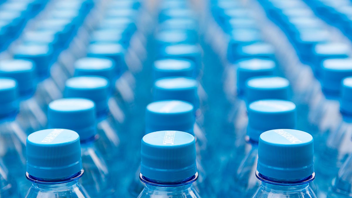 Nowe zakrętki w plastikowych butelkach