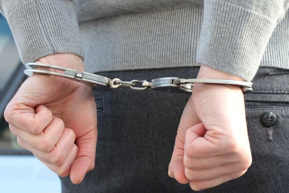 Usiłował zabić żonę i córkę. Zaatakował z nożem w ręce na oczach świadków