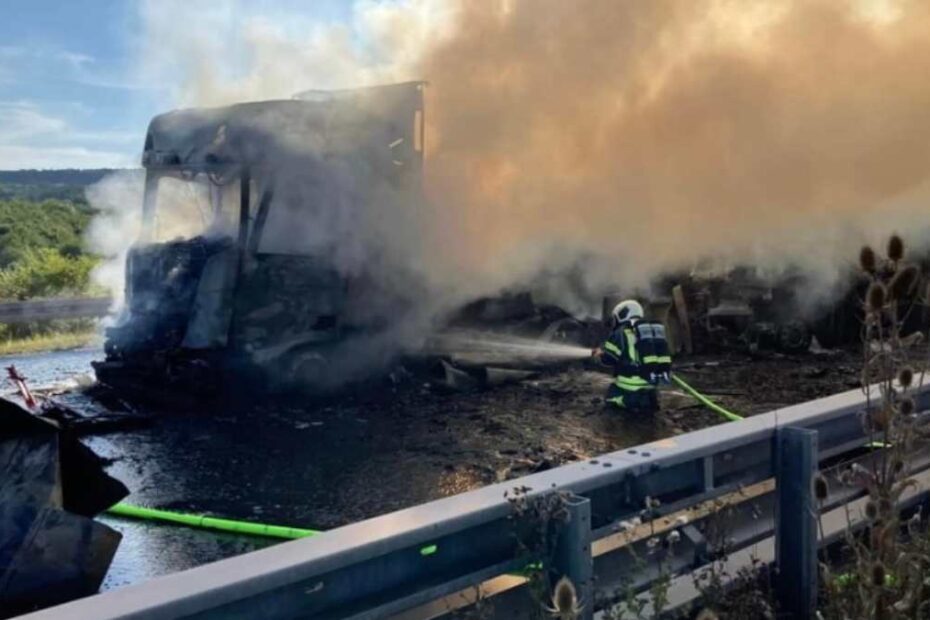 Pożar ciężarówek na A38 w Niemczech