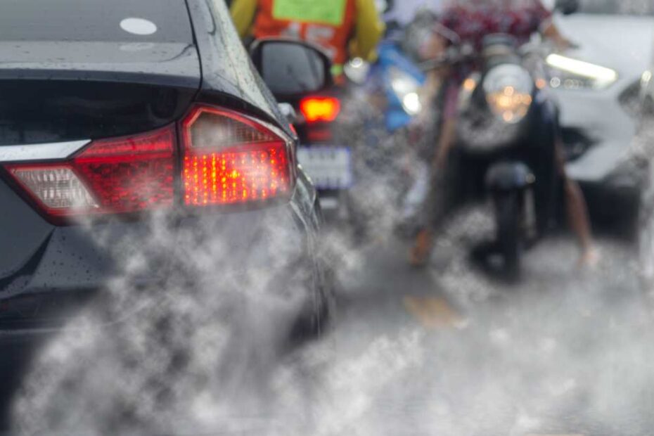 Czego nie wolno robić motocyklistom w korkach