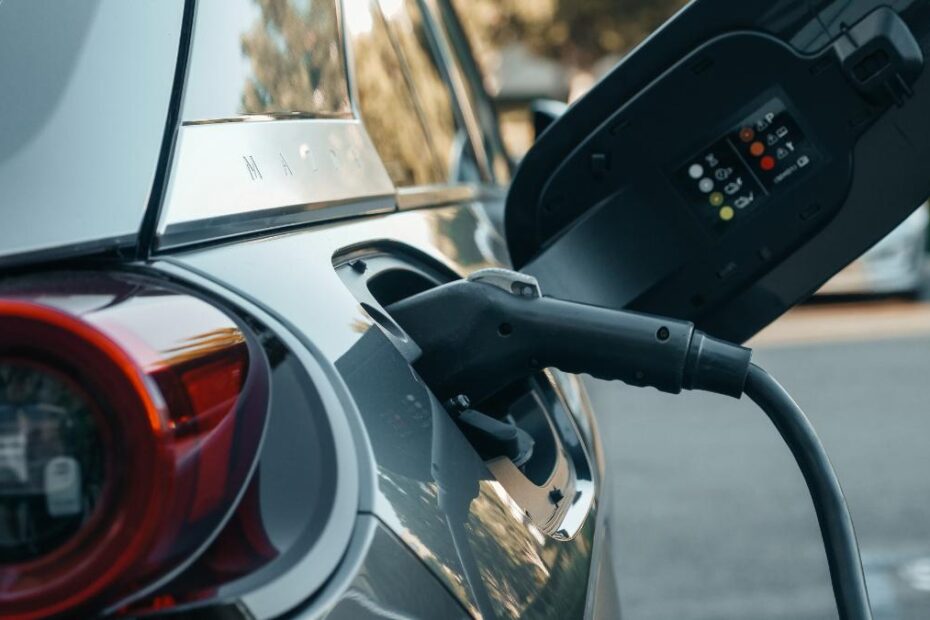SUV elektryczny z szybkim ładowaniem