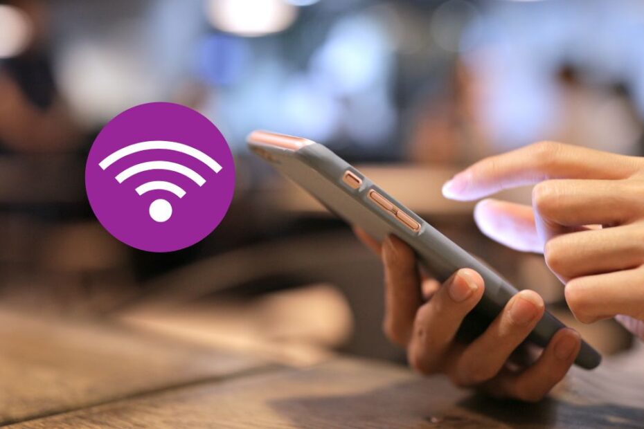 Zmiana na wszystkich smartfonach od 28 czerwca 2025 roku. Na zdjęciu kobieca dłoń naciskająca przycsiki na smartfonie