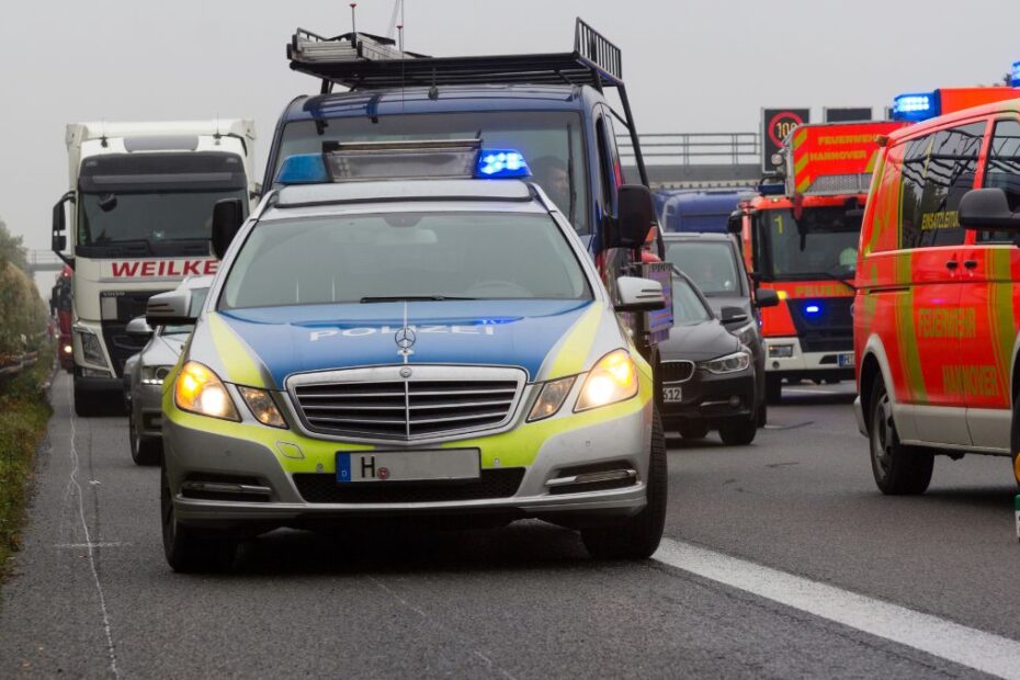 Samochód wjechał w robotników drogowych