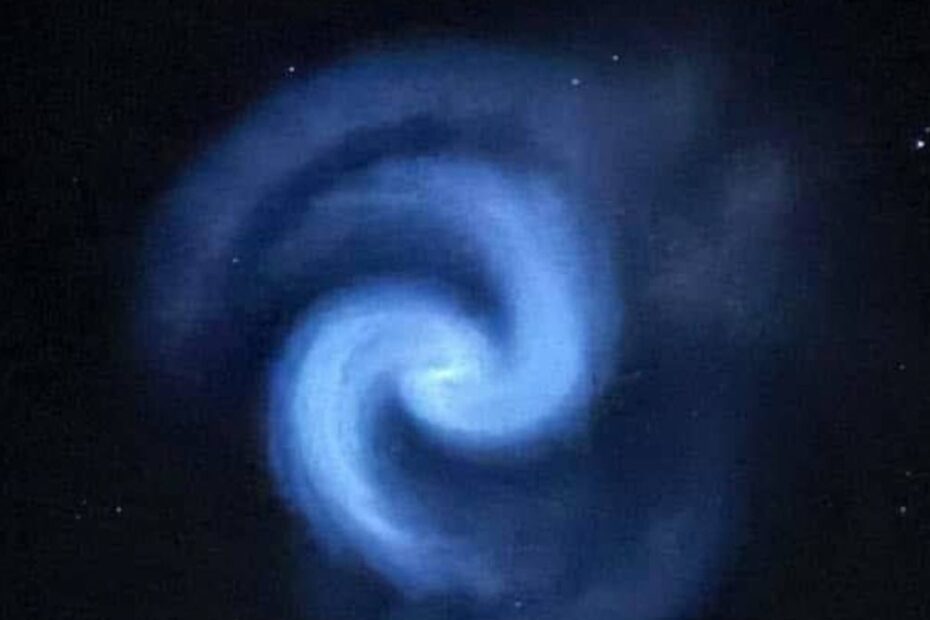 Spirala niebieskiego światła na niebie
