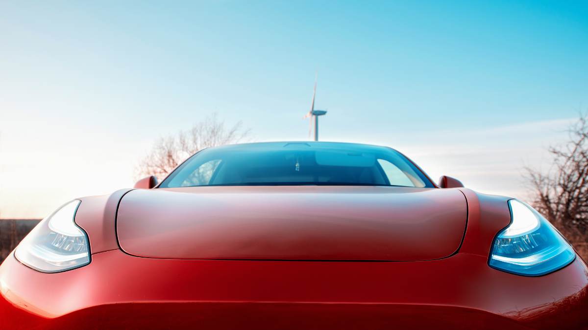 Tesla nie wytrzymała ulewy – właścicielom grozi gigantyczny rachunek, producent umywa ręce