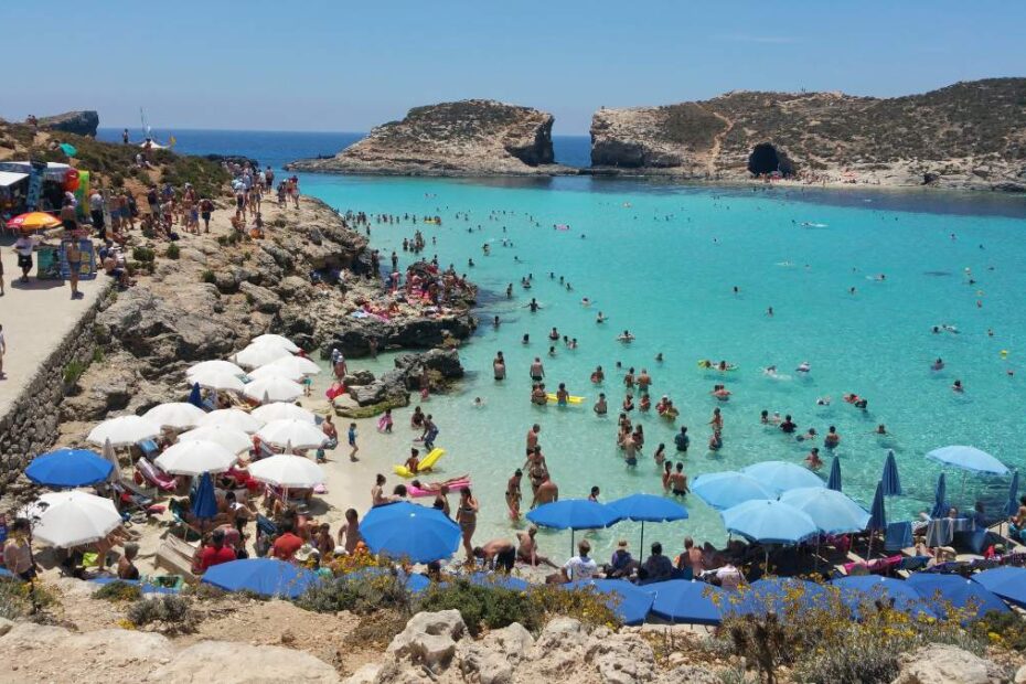 idylliczna plaża zniszczona przez turystów