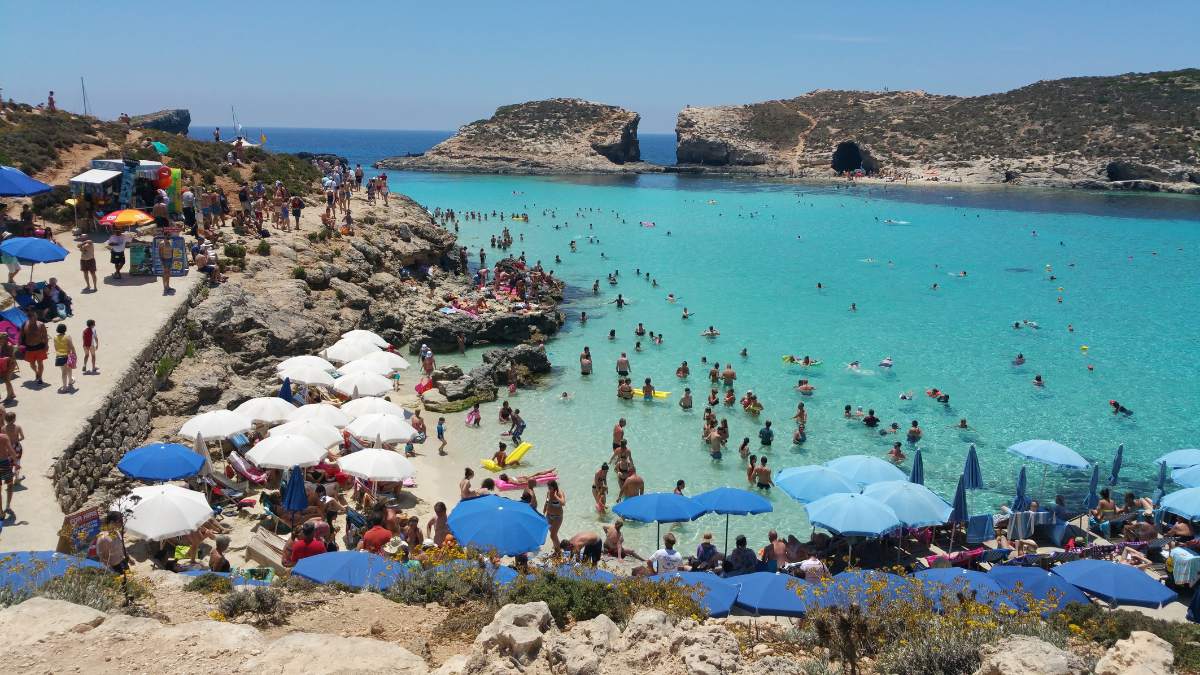 idylliczna plaża zniszczona przez turystów