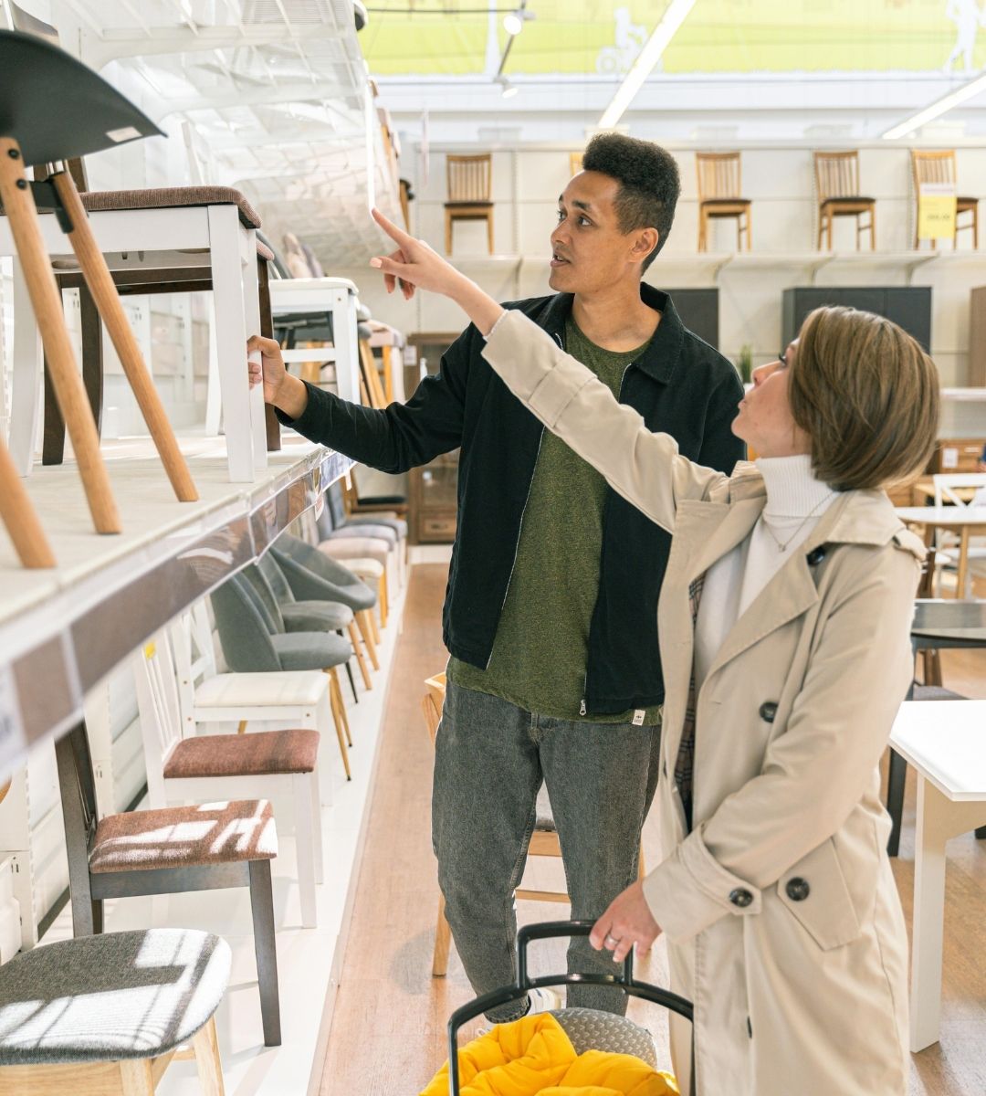 17 000 euro za fotel z IKEA. Te modele są dziś warte fortunę Foto: Para wybierająca krzesło w Ikei