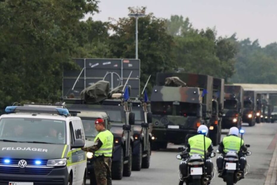 Konwoje czołgów i pojazdów wojskowych na drogach w Niemczech. Na zdjęciu konwój pojazdów wojskowych eskortowany przez niemiecką policję