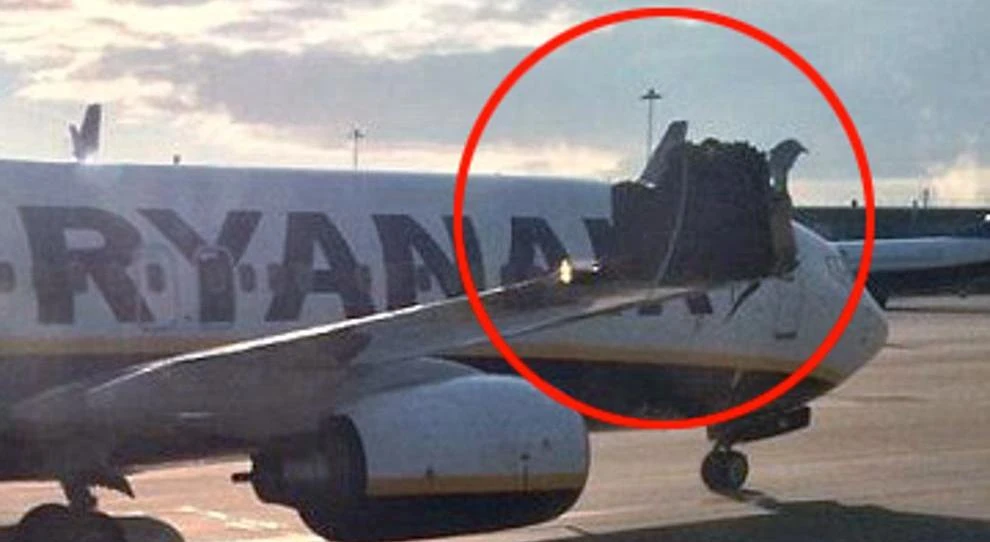 Samolot Ryanair uderzył w barierkę podczas kołowania