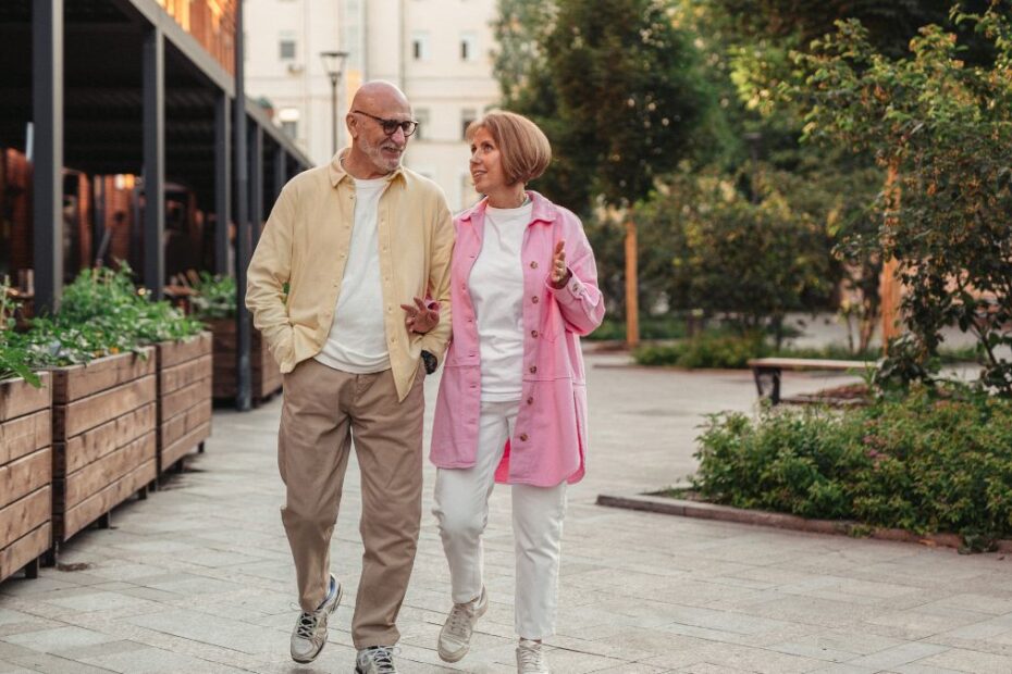 Najlepsze kierunki dla osób 65+ Foto: Spacerująca para seniorów