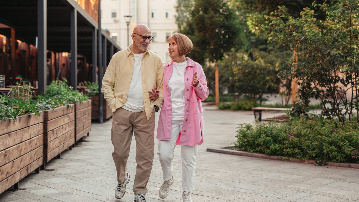 Najlepsze kierunki dla osób 65+ Foto: Spacerująca para seniorów