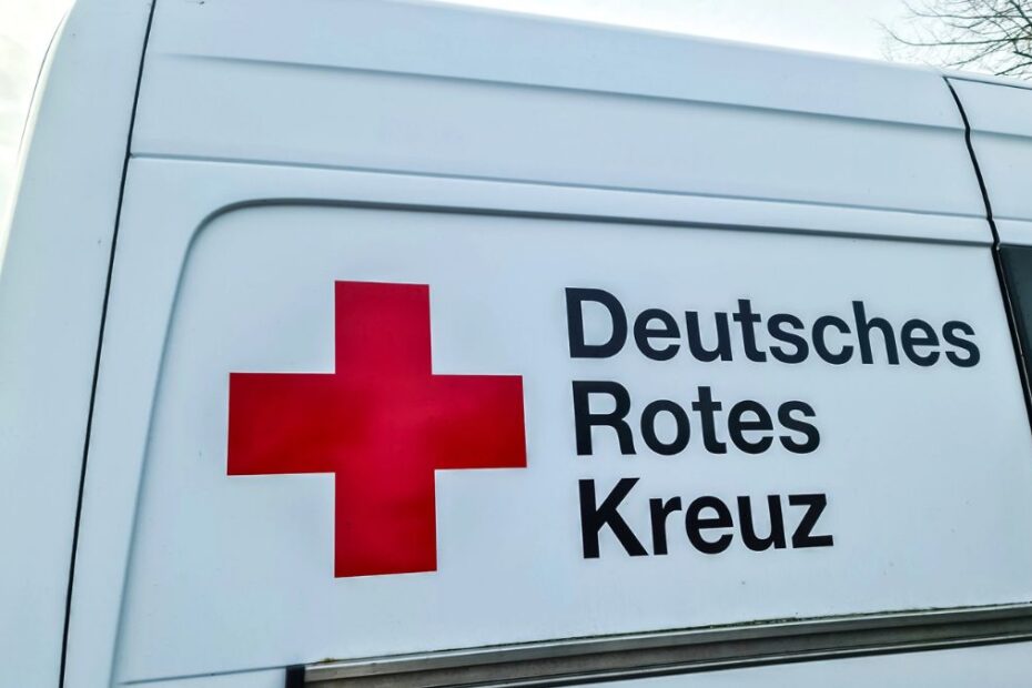 Niemiecki Czerwony Krzyż ogłosił upadłość. Na zdjęciu biały bus z logo Deutsches Rotes Kreuz