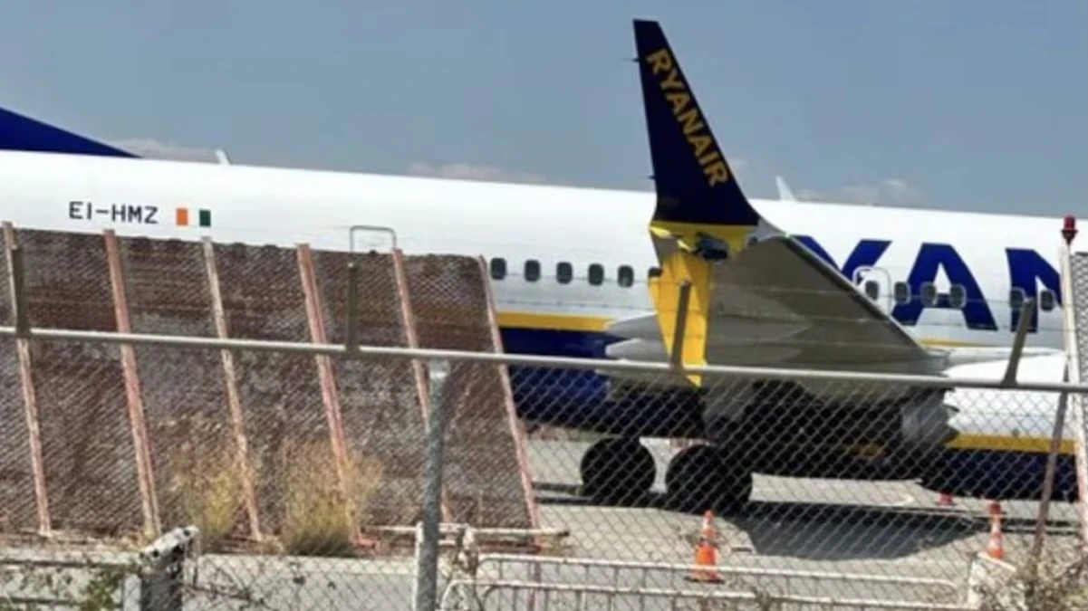 Samolot Ryanair uderzył w barierkę podczas kołowania