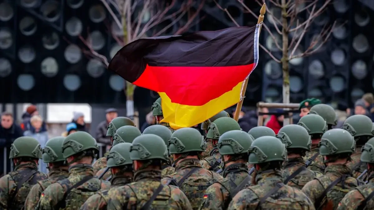Niemcy przygotowują się do przywrócenia obowiązkowej służby wojskowej Foto: żołniezrze Bundeswehry i flaga