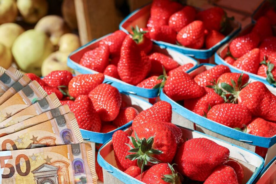 Ile kosztują truskawki w Niemczech foto: truskawki, banknoty 50 euro