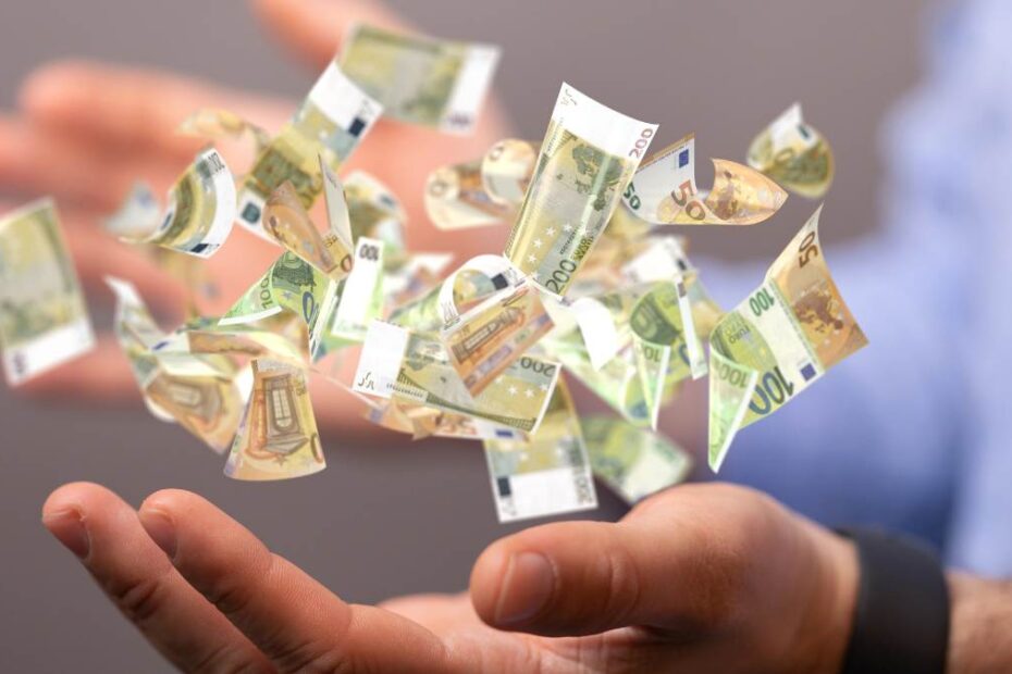 Czy Niemcy są naprawdę bogaci foto: banknoty euro wirują nad dłońmi