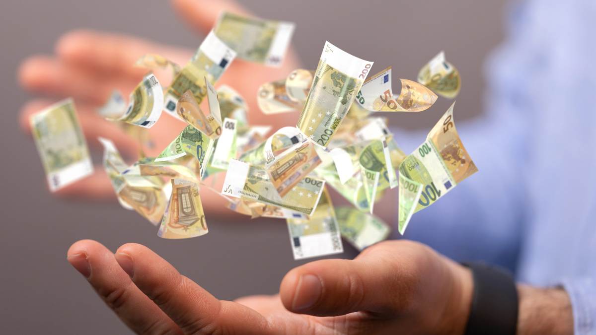Czy Niemcy są naprawdę bogaci foto: bankoty euro wirują nad dłońmi