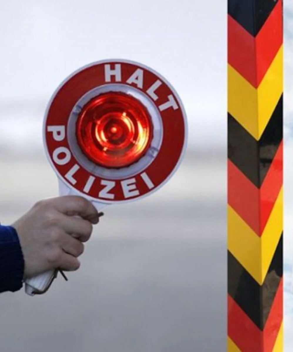 Na zdjęciu znak Halt Polizei oraz słupek graniczny z niemiecką flagą