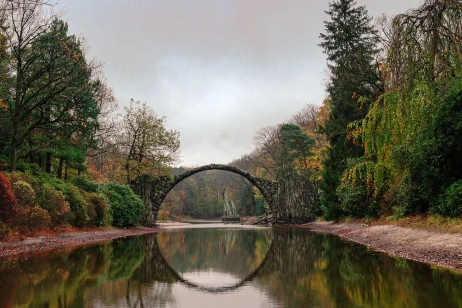 Złudzenia optyczne stworzone przez naturę Foto: Most Rakotza w parku Kromlauer