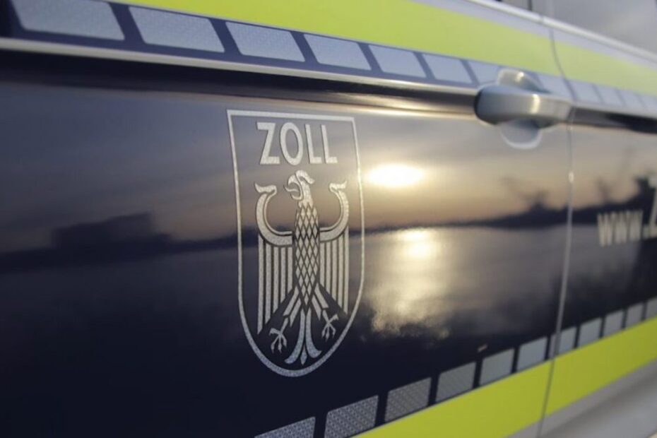Niemcy egzekwują opłaty drogowe na miejscu. Na zdjęciu samochód służby celnej Zoll