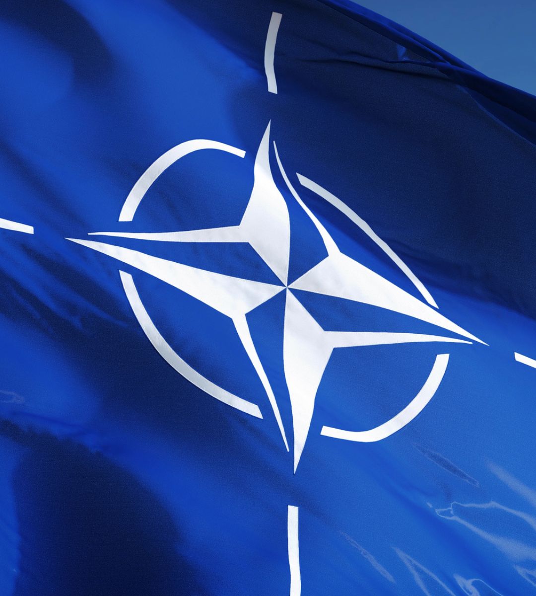 Konwoje czołgów i pojazdów wojskowych na drogach w Niemczech w związku z ćwiczeniami NATO. Na zdjęciu flaga NATO