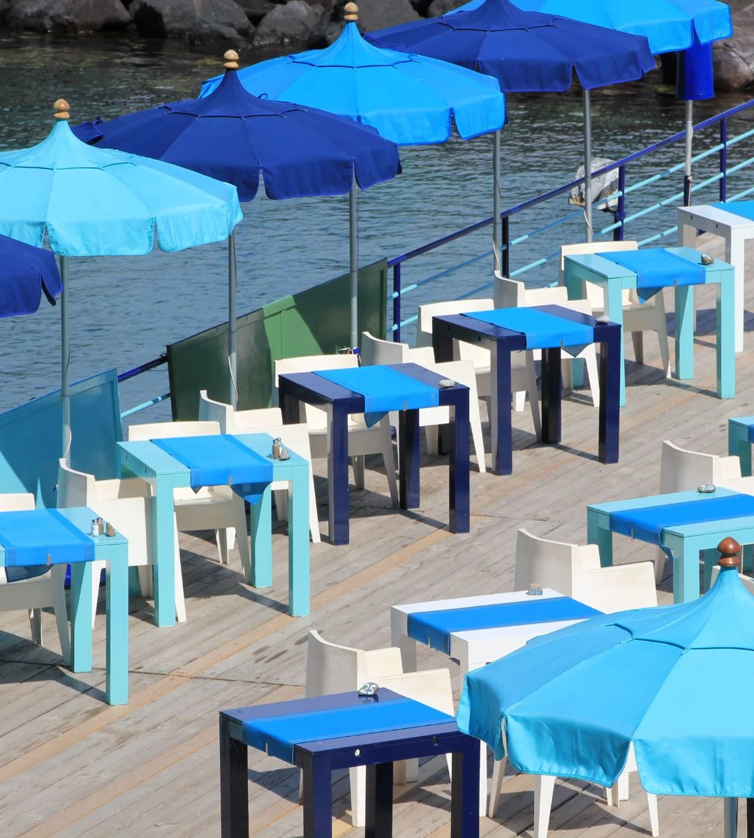 Najlepsze kierunki dla osób 65+ Foto: restauracja nad morzem