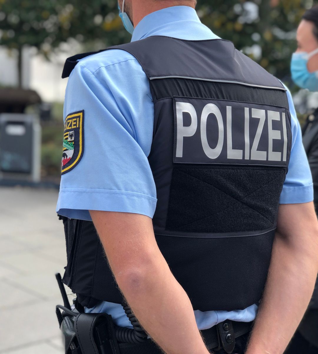 Próba kradzieży broni służbowej podczas kontroli drogowej