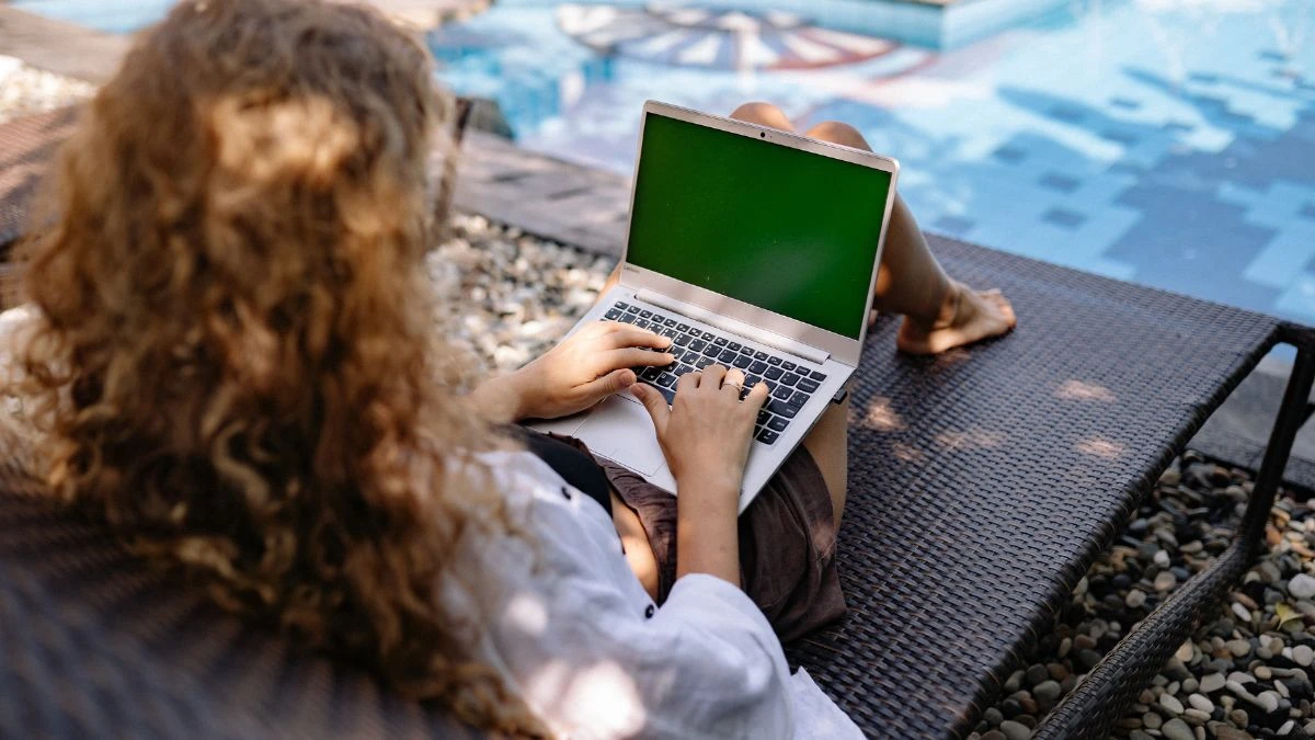 Najlepsze kraje do pracy zdalnej Foto: kobieta pracująca na komputerze