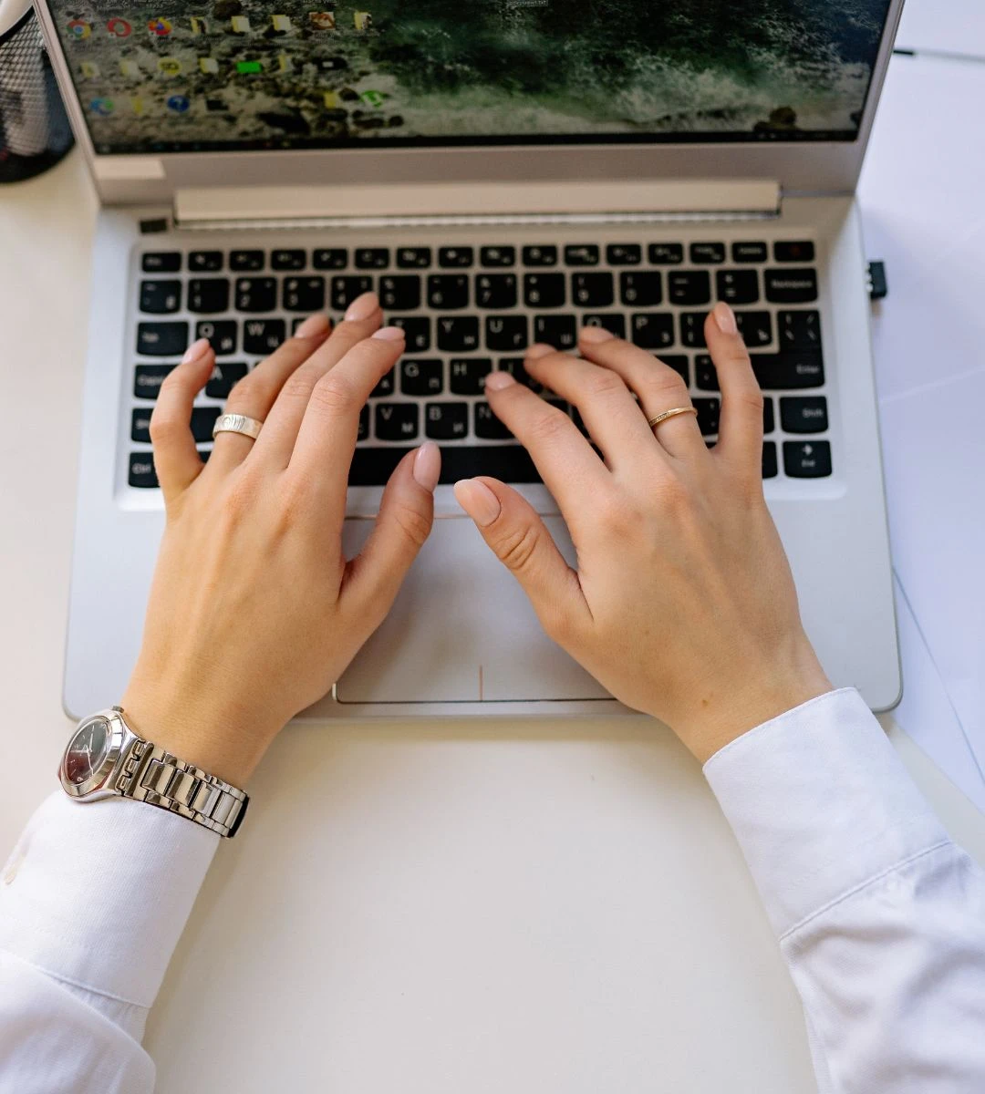 Najlepsze kraje do pracy zdalnej Foto: kobieta pracująca na komputerze