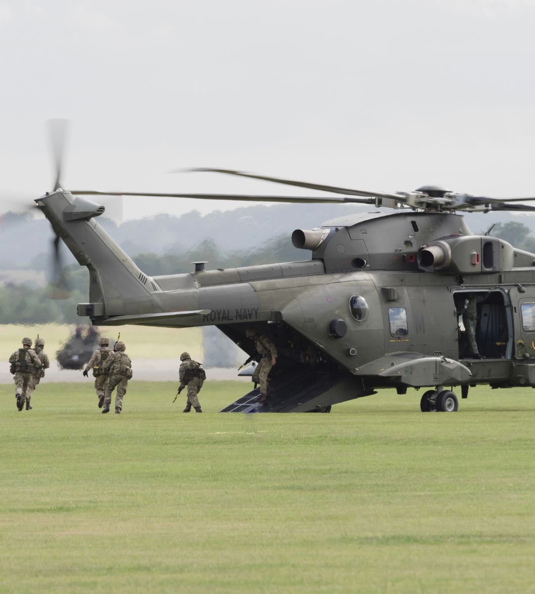 Najpotężniejsze siły powietrzne świata w 2025 roku. Na zdjęciu helikopter i żołnierze Royal Navy (Wielka Brytania)