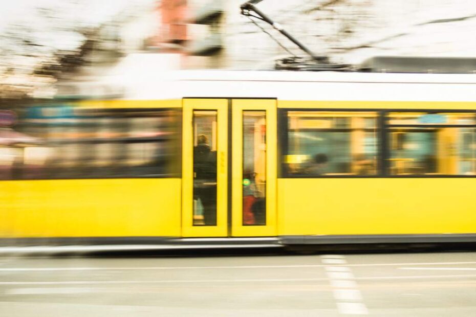mężczyzna podpalił się w tramwaju foto: zółty tramwaj