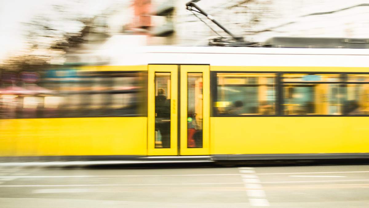 mężczyzna podpalił się w tramwaju foto: zółty tramwaj