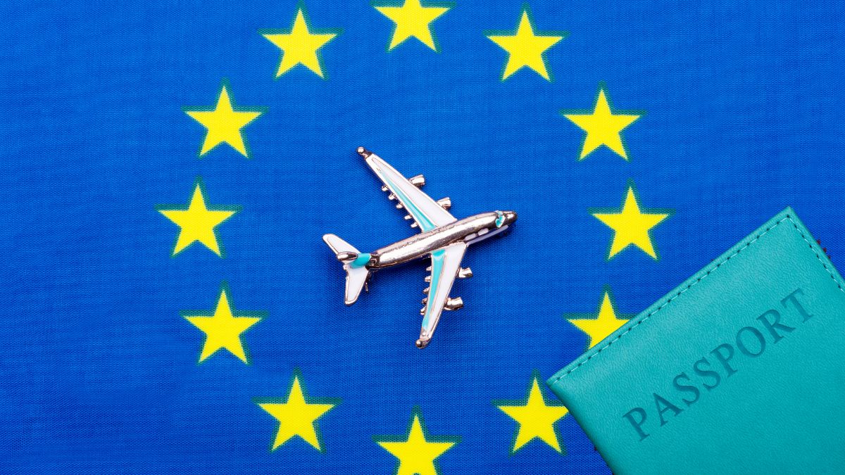 5-letnie wizy Schengen dla obywateli krajów afrykańskich Foto: Flaga UE samolot i paszport