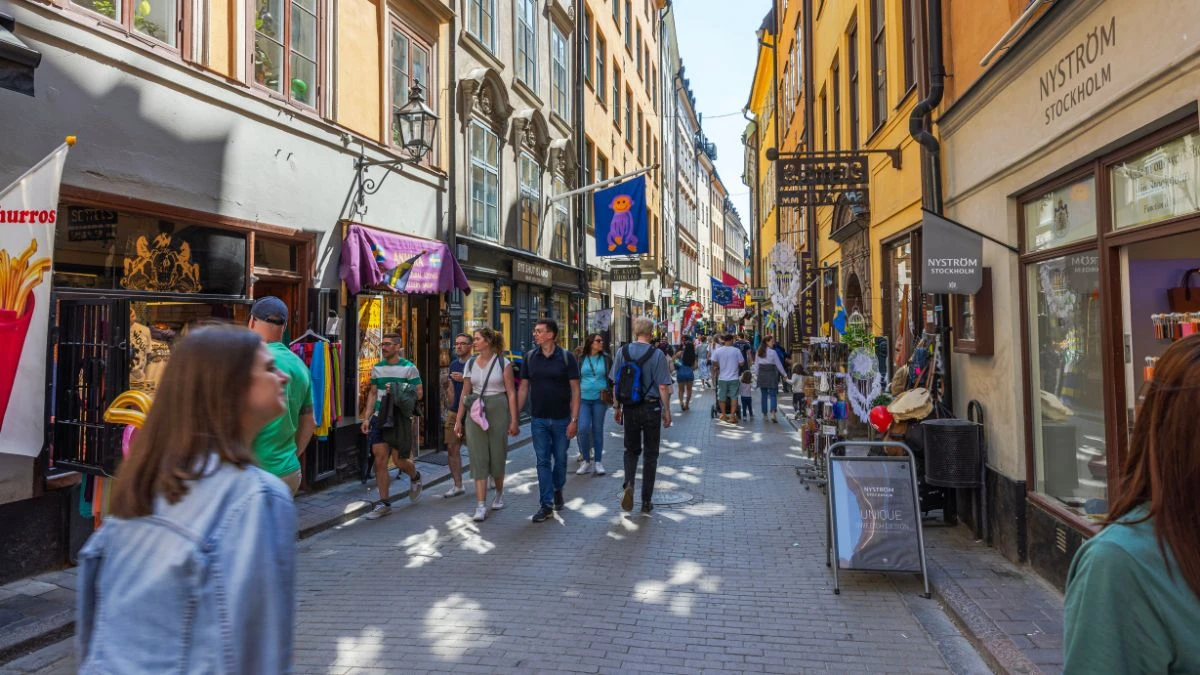 Zamożny kraj w Europie zaprasza do pracy. Na zdjęciu ulica w Szwecji, po której spacerują ludzie