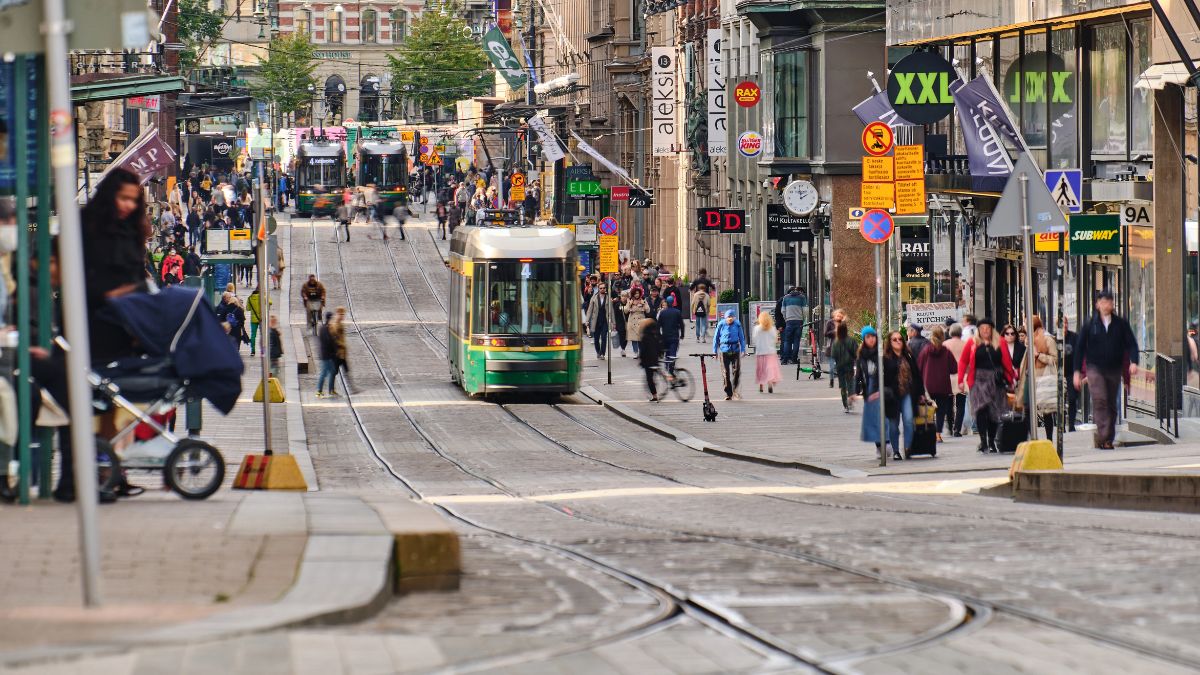 Najszczęśliwszy kraj Europy szuka pracowników. Helsinki, Finlandia. Ulica Aleksanterinkatu w centrum Helsinek. Najsłynniejsza ulica w mieście. Tramwaje poruszające się po ulicy.