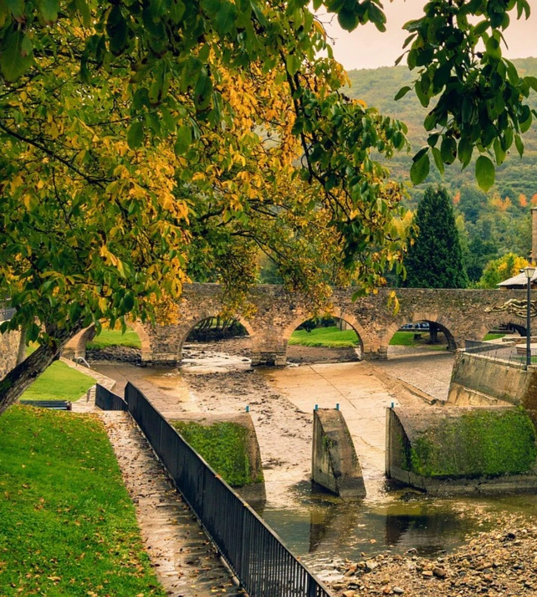 Hiszpańskie miasteczko zaprasza do osiedlenia się . Na zdjęciu panorama miasteczka Molinaseca