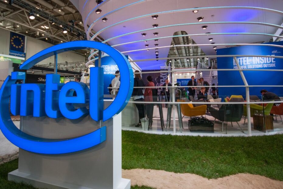 Intel rezygnuje z inwestycji w Polsce i Niemczech -. Na zdjęciu: Stoisko firmy Intel Corporation w informacje technologia targach CeBIT w Hanowerze
